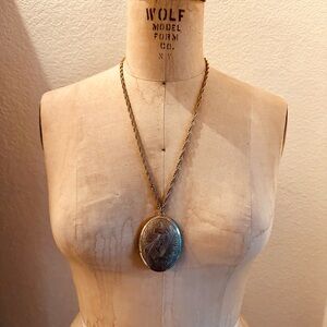 Vintage Gold Tone Pendant Locket Necklace